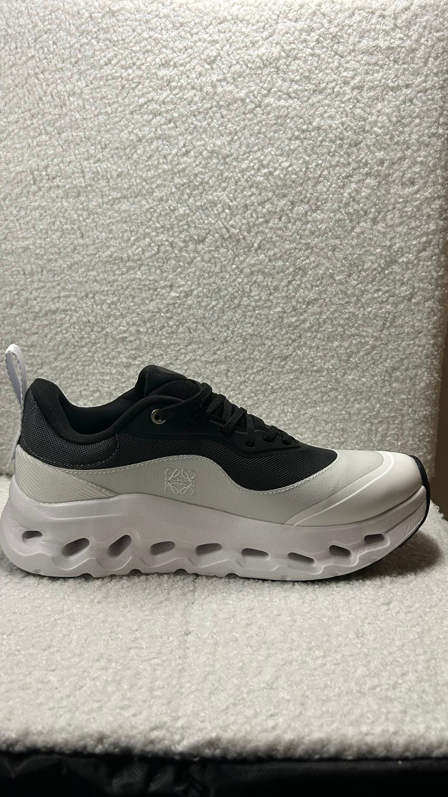 On x LOEWE Noir et Blanche