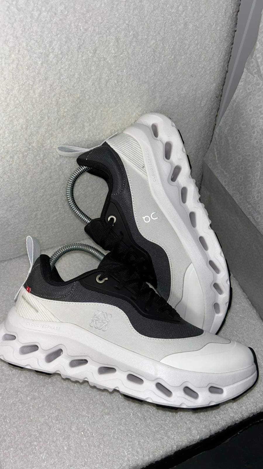 On x LOEWE Noir et Blanche